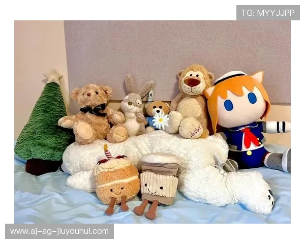 布偶玩具与足球结合打造创意趣味互动体验激发儿童运动兴趣